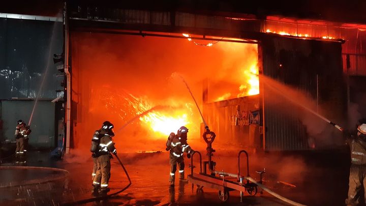 [영천=뉴시스] 30일 오후 11시41분께 영천시 도남동의 폐기물재활용 공장 소각장에 화재가 발생했다는 신고가 접수됐다. (사진=경북소방본부 제공) 2025.05.31. photo@newsis.com&nbsp; *재판매 및 DB 금지