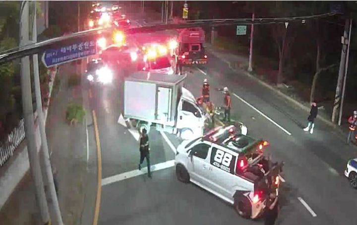 [구미=뉴시스] 30일 오후 10시30분께 구미시 구포동 대백마트 앞 삼거리 인근에서 운행 중인 크레인과 1t 탑차가 충돌했다는 신고가 접수됐다. (사진=경북소방본부 제공) 2025.05.31. photo@newsis.com *재판매 및 DB 금지