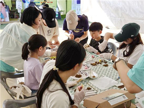 2024년 한국선비문화축제에서 전통향(선비향) 만들기 체험하는 학생들. *재판매 및 DB 금지