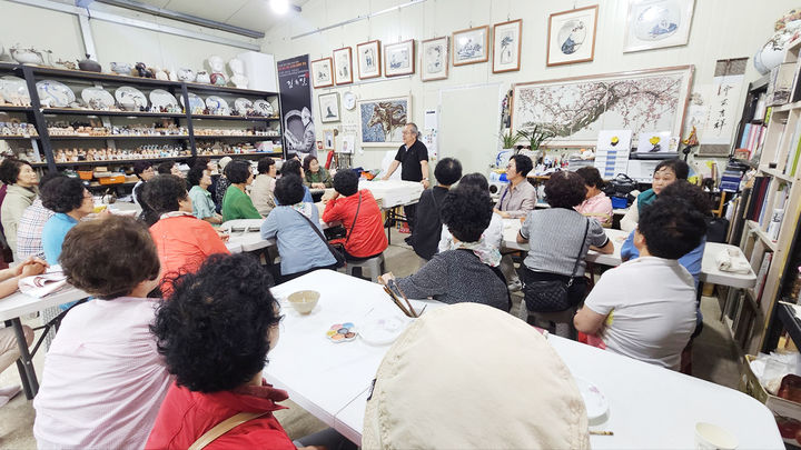대구한의대학교 평생교육지원센터가 청도여성대학 교육생들을 위해 마련한 도예 및 도자회화 체험 프로그램. *재판매 및 DB 금지