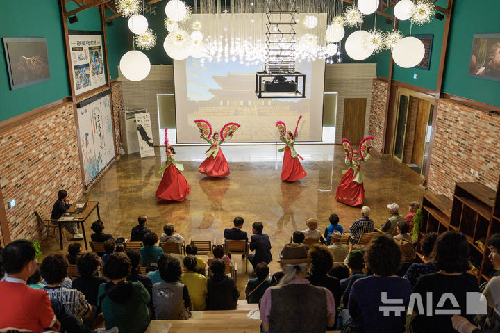 [증평=뉴시스] 30일 충북 증평군 도안창고 플러스에서 '찾아가는 문화공연'이 열리고 있다. (사진= 증평군 제공) 2025.05.31. photo@newsis.com *재판매 및 DB 금지