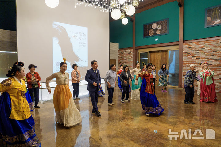 [증평=뉴시스] 30일 충북 증평군 도안창고 플러스에서 '찾아가는 문화공연'이 열리고 있다. (사진= 증평군 제공) 2025.05.31. photo@newsis.com *재판매 및 DB 금지