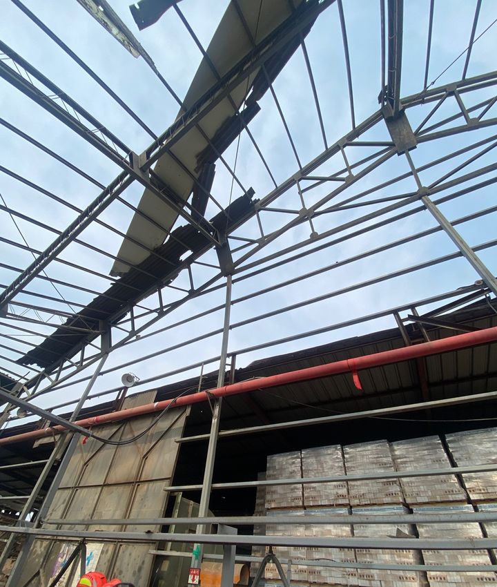 [김제=뉴시스] 31일 오전 8시16분께 전북 김제시 황산면의 한 벽돌 생산 회사에서 창고 슬레이트 지붕 철거 작업을 하던 근로자 A(60대)씨가 6m 아래로 추락했다. 사진은 A씨가 작업하던 공간. (사진=전북도소방본부 제공) 2025.05.31. photo@newsis.com *재판매 및 DB 금지