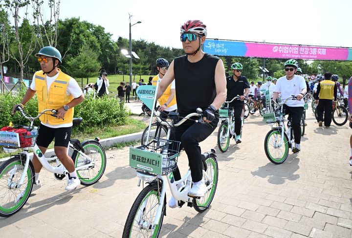 [서울=뉴시스]31일 '제2회 쉬엄쉬엄 한강 3종 축제' 자전거 종목 참가한 오세훈 서울시장.