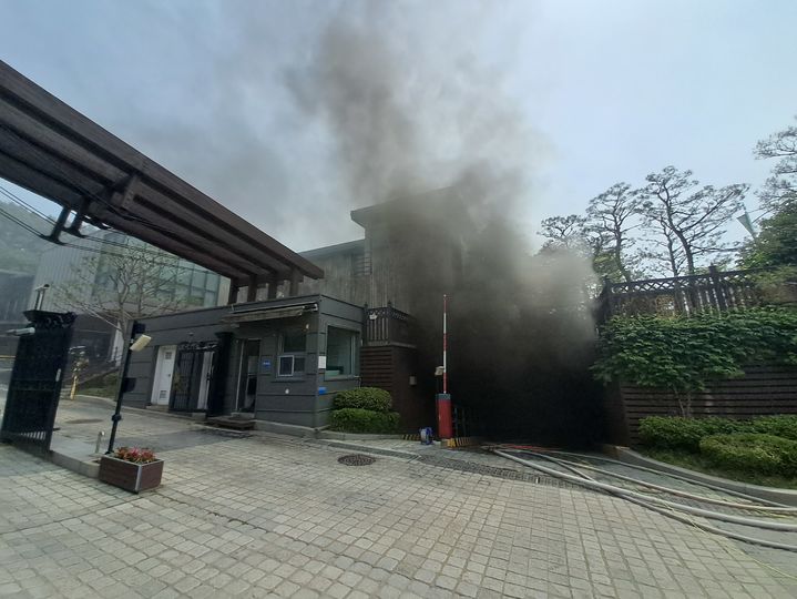 [용인=뉴시스] 31일 경기 용인시 기흥구의 한 전원주택단지 내 커뮤니티 시설 지하에서 불이 났다. (사진=경기도소방재난본부 제공) 2025.05.31. photo@newsis.com *재판매 및 DB 금지