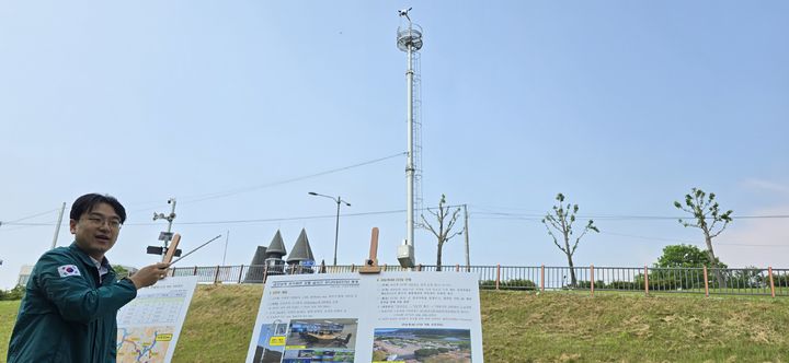 [공주=뉴시스]&nbsp; 이현준 금강유역환경청 하천국장이 지난 29일 충남 공주시 신관동 금강신관공원 주차장 인공지능(AI) 폐쇄회로(CC)TV 앞에서 설명하고 있다. (사진=환경부 공동취재단).&nbsp; *재판매 및 DB 금지