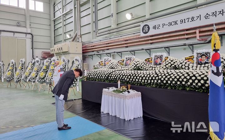 [제주=뉴시스] 오영훈 제주지사가 포항 해군 초계기 추락사고로 순직한 희생자를 추모하기 위해 31일 해군615비행대대(용담 2동 소재)에 마련된 임시분향소를 찾아 조문하고 있다. (사진=제주도 제공) 2025.05.31. photo@newsis.com *재판매 및 DB 금지