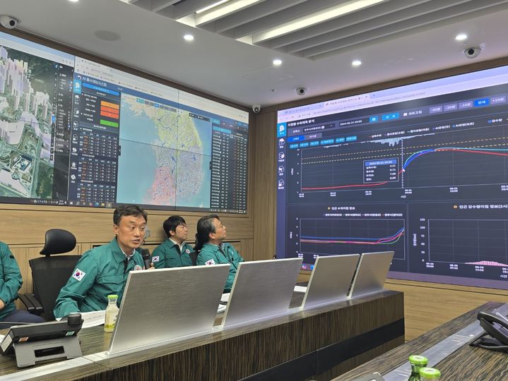 [세종=뉴시스] 환경부 관계자들이 지난 29일 정부세종청사 6동 물재해종합상황실에서 디지털트윈 물관리 플랫폼에 대해 설명하고 있다. (사진=환경부).&nbsp; *재판매 및 DB 금지