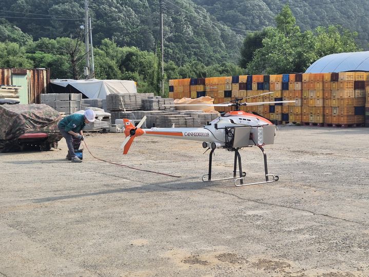 [공주=뉴시스] 남 공주시 사곡면 화월리 국제교 관측소 인근에서 무인헬기 시범 비행이 이뤄지고 있다.&nbsp; *재판매 및 DB 금지