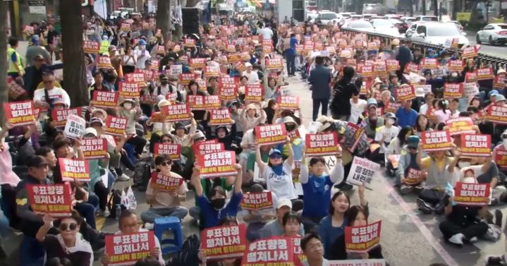 진보 성향 시민단체 촛불행동이 31일 오후 4시 서울 서초구 교대역 인근에서 사법부를 규탄하는 집회를 열었다.(사진=촛불행동 유튜브 캡처) *재판매 및 DB 금지