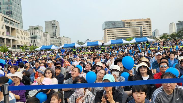 [세종=뉴시스] 송승화 기자 =&nbsp; 31일 세종시 나성동 '나무그늘광장'에서 이재명 더불어민주당 대통령 후보를 연호하는 지지자들과 시민. 2025.5.31. ssong1007@newsis.com&nbsp; *재판매 및 DB 금지
