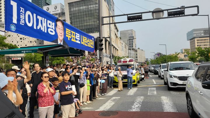 [세종=뉴시스] 송승화 기자 =&nbsp; 31일 세종시 나성동 '나무그늘광장' 열린 이재명 더불어민주당 대통령 후보를 보기 위해 인근 상가 난간, 계단에 서있는 시민들 모습. 2025.5.31. ssong1007@newsis.com&nbsp; *재판매 및 DB 금지