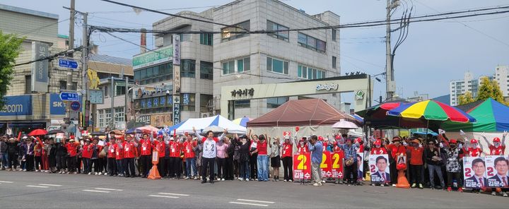 [함안=뉴시스]국민의힘 박상웅 의원이 31일 경남 함안 가야 전통시장에서 마지막 주말 총력 유세전을 펼치고 있다.(사진=박상웅 의원실 제공) 2025.05.31.photo@newsis.com *재판매 및 DB 금지