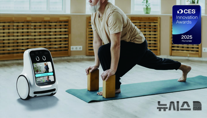 [창원=뉴시스]신성델타테크㈜의 시니어 돌봄 로봇 '래미(Lemmy)'.(사진=신성델타테크 제공)