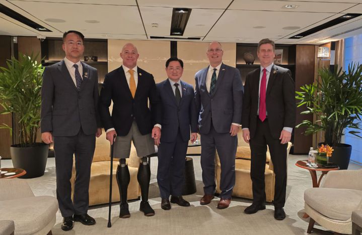 [서울=뉴시스] 국방부 대표단이 미 하원 의원들과 면담 후 기념사진을 촬영하고 있다. 사진 왼쪽부터 우경석 국방부 지역안보협력TF장, 브라이언 매스트 의원, 조창래 국방정책실장, 존 물레나 의원, 그렉 스탠튼 의원. (사진=국방부 제공) 2025.05.31. photo@newsis.com *재판매 및 DB 금지