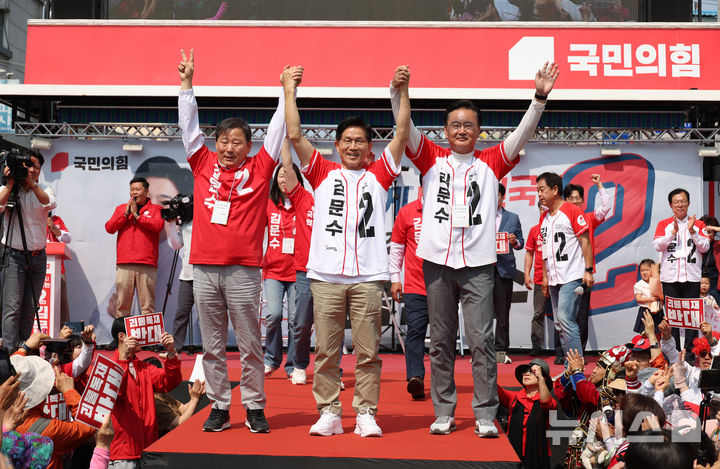 [홍천=뉴시스] 고승민 기자 = 김문수 국민의힘 대선 후보가 31일 강원 홍천 꽃뫼공원에서 홍천군·횡성군·영월군·평창군 합동유세를 하고 있다. 2025.05.31. kkssmm99@newsis.com