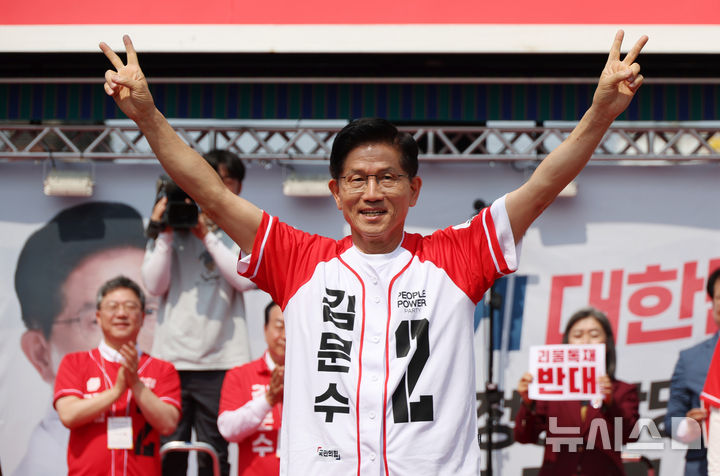 [홍천=뉴시스] 고승민 기자 = 김문수 국민의힘 대선 후보가 31일 강원 홍천 꽃뫼공원에서 홍천군·횡성군·영월군·평창군 합동유세를 하고 있다. 2025.05.31. kkssmm99@newsis.com