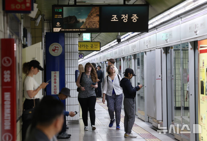 [서울=뉴시스] 조수정 기자 = 31일 오전 방화로 인해 운행이 중단됐던 서울 지하철 5호선 마포역에서 열차가 정상 운행하고 있다. 이날 오전 8시 43분께 서울 지하철 5호선 여의나루에서 마포역 방향으로 향하던 지하철에서 방화로 인한 화재가 발생했. 승객 400여명이 터널을 통해 마포역 등으로 대피했고 21명은 연기흡입과 골절 등 부상으로 병원 이송했다. 10시 24분께 화재가 완진됐다. 경찰은 오전 9시 45분께 방화 용의자 60대 남성을 여의나루역 인근에서 현행범으로 체포해 영등포경찰서에서 조사중이다. 2025.05.31. chocrystal@newsis.com