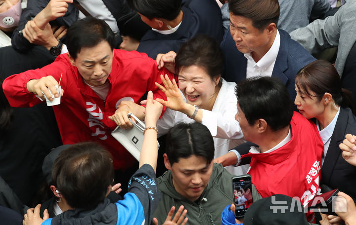 [대구=뉴시스] 이무열 기자 = 박근혜 전 대통령이 31일 대구 중구 서문시장에서 김문수 국민의힘 대선 후보 지원 유세를 하고 있다. 2025.05.31. lmy@newsis.com