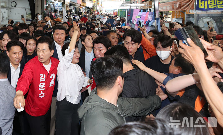 [대구=뉴시스] 이무열 기자 = 박근혜 전 대통령이 31일 대구 중구 서문시장에서 김문수 국민의힘 대선 후보 지원 유세를 하고 있다. 2025.05.31. lmy@newsis.com