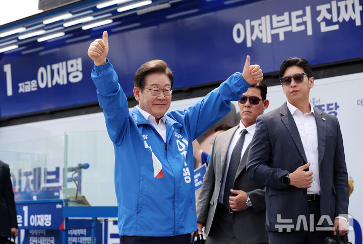 [평택=뉴시스] 조성우 기자 = 이재명 더불어민주당 대선후보가 31일 오후 경기 평택시 배다리생태공원에서 열린 유세에서 연설을 마친 뒤 시민들에게 인사하고 있다. 2025.05.31. xconfind@newsis.com