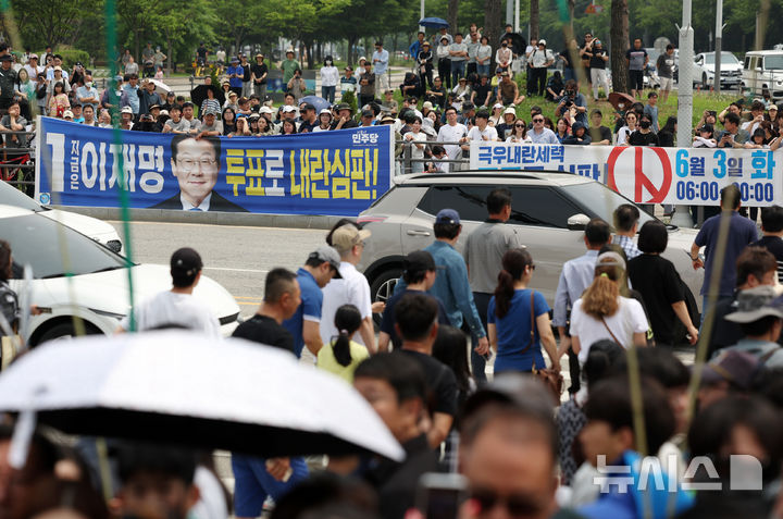 [평택=뉴시스] 조성우 기자 = 31일 오후 경기 평택시 배다리생태공원에서 열린 이재명 더불어민주당 대선후보 유세에서 일부 시민들이 길 건너편에서 유세를 지켜보고 있다. 2025.05.31. xconfind@newsis.com