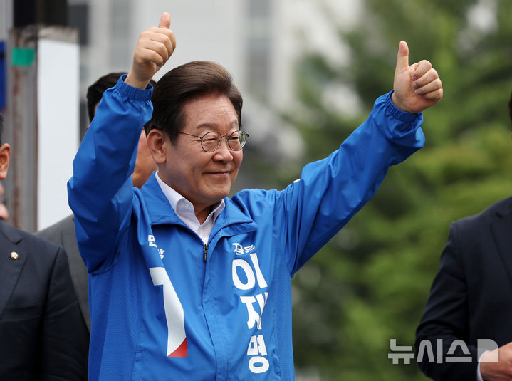 [청주=뉴시스] 조성우 기자 =지난달 31일 오후 충북 청주시 오창프라자1 앞 광장에서 열린 이재명 더불어민주당 대선후보 집중유세에서 연설을 마친 뒤 시민들을 향해 인사하고 있다. 2025.05.31. xconfind@newsis.com