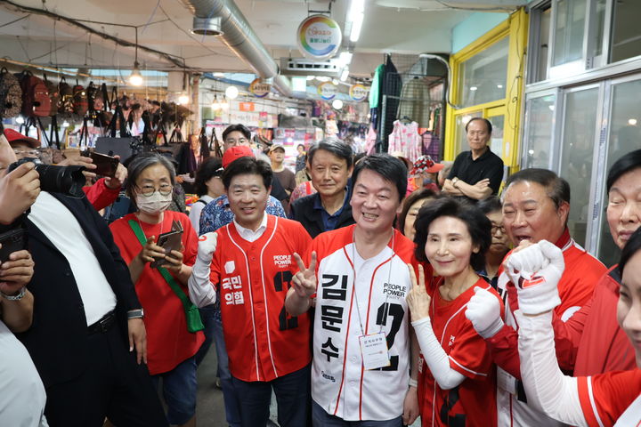 [서울=뉴시스] 고승민 기자 = 안철수 국민의힘 공동선대위원장과 설난영 여사가 31일 서울 은평구 대림골목시장을 찾아 유세를 하고 있다. (사진=안철수 의원실 제공) 2025.05.31. photo@newsis.com *재판매 및 DB 금지