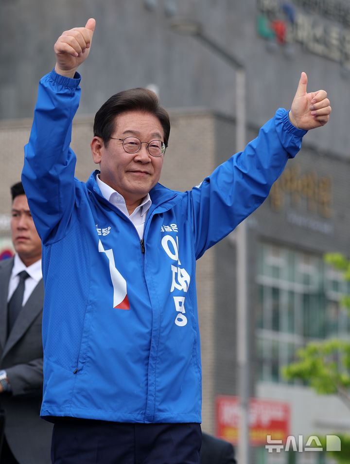 [세종=뉴시스] 조성우 기자 = 이재명 더불어민주당 대선후보가 31일 오후 세종시 나성동 나무그늘광장에서 열린 유세에서 시민들을 향해 인사하고 있다. 2025.05.31. xconfind@newsis.com