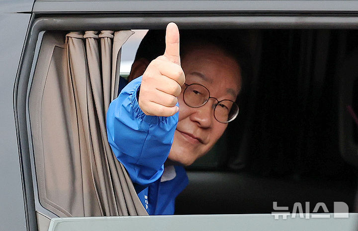 [세종=뉴시스] 조성우 기자 = 이재명 더불어민주당 대선후보가 31일 오후 세종시 나성동 나무그늘광장에서 열린 유세를 마친 뒤 차량에 타 엄지를 들어 보이고 있다. 2025.05.31. xconfind@newsis.com