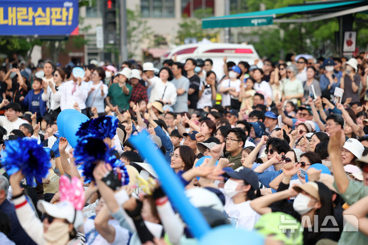 [세종=뉴시스] 조성우 기자 = 31일 오후 세종시 나성동 나무그늘광장에서 열린 이재명 더불어민주당 대선후보 유세에서 시민들이 이 후보 연설을 들으며 환호하고 있다. 2025.05.31. xconfind@newsis.com
