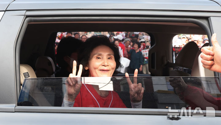 [서울=뉴시스] 조수정 기자 = 김문수 국민의힘 대선 후보 배우자 설난영 여사가 31일 서울 동작구 중앙대병원 광장에서 집중유세에 참석한 뒤 차량을 타고 이석하며 2번을 만들어보이고 있다. 2025.05.31. chocrystal@newsis.com