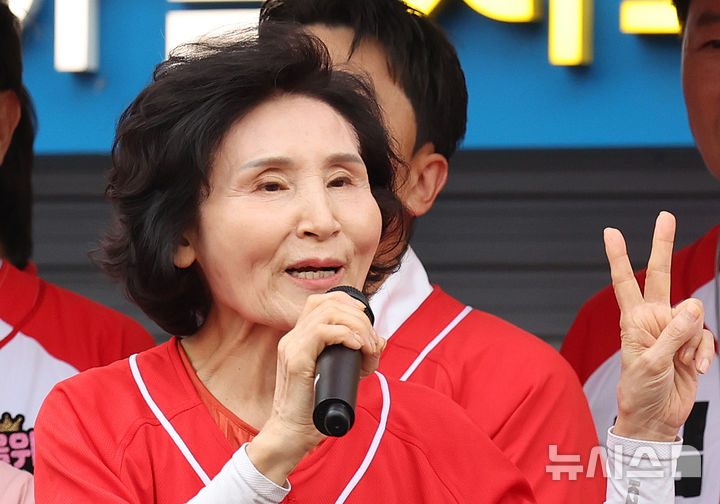 [서울=뉴시스] 조수정 기자 = 김문수 국민의힘 대선 후보 배우자 설난영 여사가 31일 서울 동작구 중앙대병원 앞 광장에서 김 후보의 지지를 호소하며 집중유세를 하고 있다. 2025.05.31. chocrystal@newsis.com