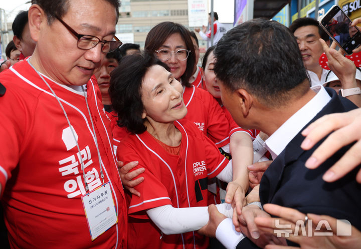 [서울=뉴시스] 조수정 기자 = 김문수 국민의힘 대선 후보 배우자 설난영 여사가 31일 서울 동작구 중앙대병원 앞 광장에서 김 후보의 지지를 호소하며 집중유세를 마친 뒤 지지자와 악수하고 있다. 2025.05.31. chocrystal@newsis.com