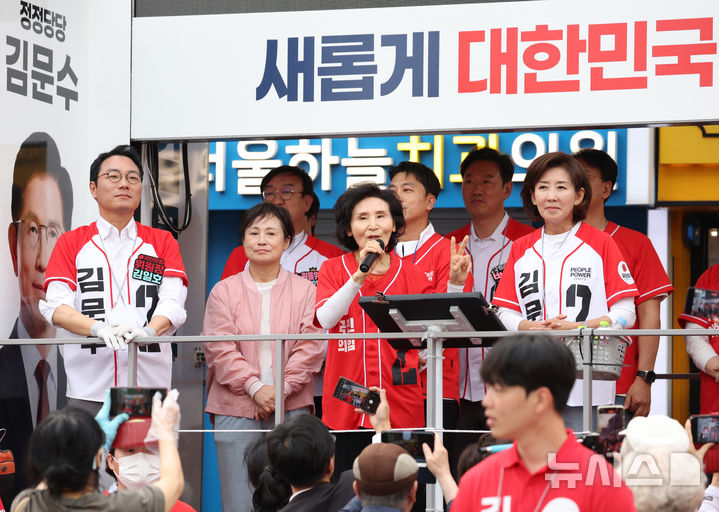 [서울=뉴시스] 조수정 기자 = 국민의힘 김문수 대선 후보 배우자 설난영 여사와 나경원 공동선거대책위원장이 31일 서울 동작구 중앙대병원 앞 광장에서 김 후보 지지를 호소하며 집중 유세를 하고 있다. 2025.05.31. chocrystal@newsis.com