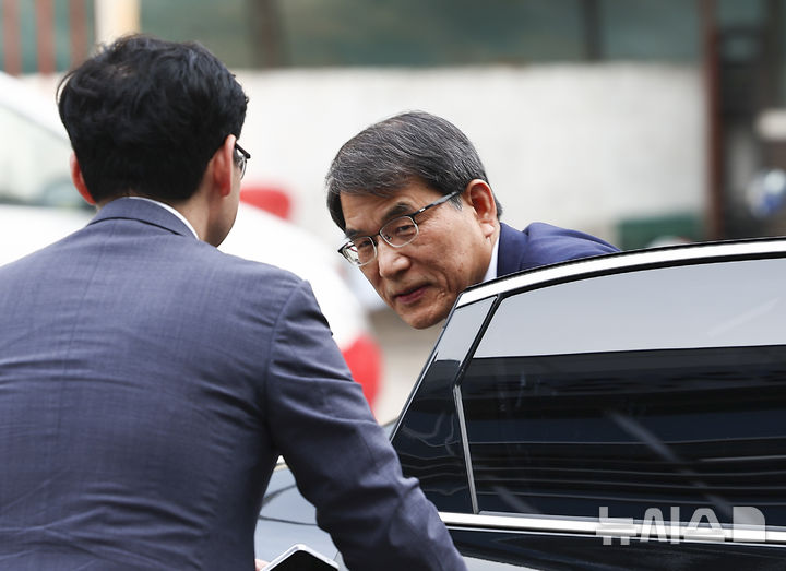 [서울=뉴시스] 김근수 기자 = 노태악 중앙선거관리위원장이 31일 오후 동대문구·성동구 선거관리위원회 합동청사를 방문하고 있다. 2025.05.31. ks@newsis.com