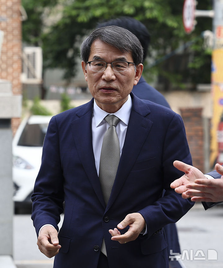 [서울=뉴시스] 김근수 기자 = 노태악 중앙선거관리위원장이 31일 오후 동대문구·성동구 선거관리위원회 합동청사를 방문하고 있다. 2025.05.31. ks@newsis.com