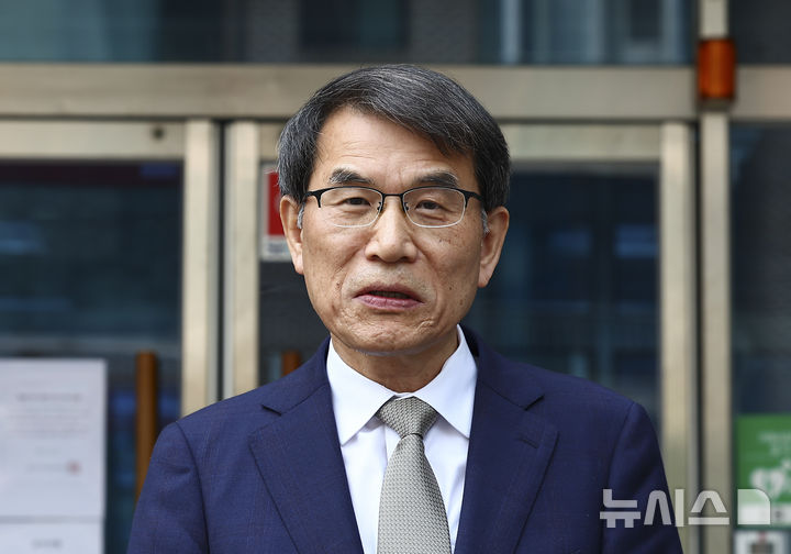 [서울=뉴시스] 김근수 기자 = 노태악 중앙선거관리위원장이 31일 오후 동대문구·성동구 선거관리위원회 합동청사 앞에서 제21대 대선 사전투표 부실 관리 관련 발언하고 있다. 2025.05.31. ks@newsis.com