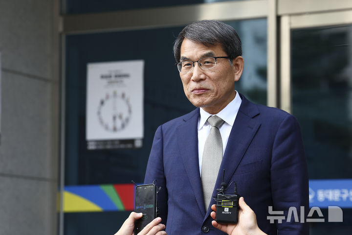 [서울=뉴시스] 김근수 기자 = 노태악 중앙선거관리위원장이 31일 오후 동대문구·성동구 선거관리위원회 합동청사 앞에서 제21대 대선 사전투표 부실 관리 관련 발언하고 있다. 2025.05.31. ks@newsis.com