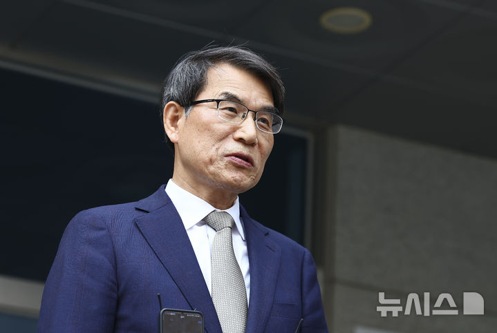 [서울=뉴시스] 김근수 기자 = 노태악 중앙선거관리위원장이 31일 오후 동대문구·성동구 선거관리위원회 합동청사 앞에서 제21대 대선 사전투표 부실 관리 관련 발언하고 있다. 2025.05.31. ks@newsis.com