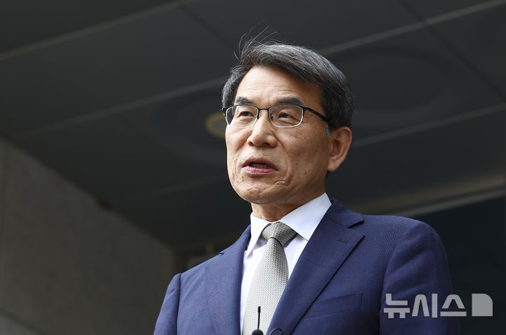 [서울=뉴시스] 김근수 기자 = 노태악 중앙선거관리위원장이 31일 오후 동대문구·성동구 선거관리위원회 합동청사 앞에서 제21대 대선 사전투표 부실 관리 관련 발언하고 있다. 2025.05.31. ks@newsis.com