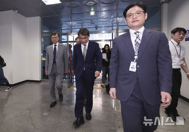 [서울=뉴시스] 김근수 기자 = 노태악 중앙선거관리위원장이 31일 오후 동대문구·성동구 선거관리위원회 합동청사에서 제21대 대선 사전투표로 진행된 우편투표 수량확인 점검을 위해 이동하고 있다. 2025.05.31. ks@newsis.com