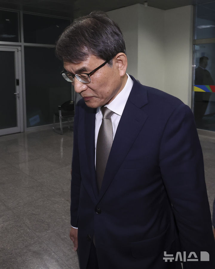 [서울=뉴시스] 김근수 기자 = 노태악 중앙선거관리위원장이 31일 오후 동대문구·성동구 선거관리위원회 합동청사에서 제21대 대선 사전투표로 진행된 우편투표 수량확인 점검을 위해 이동하고 있다. 2025.05.31. ks@newsis.com