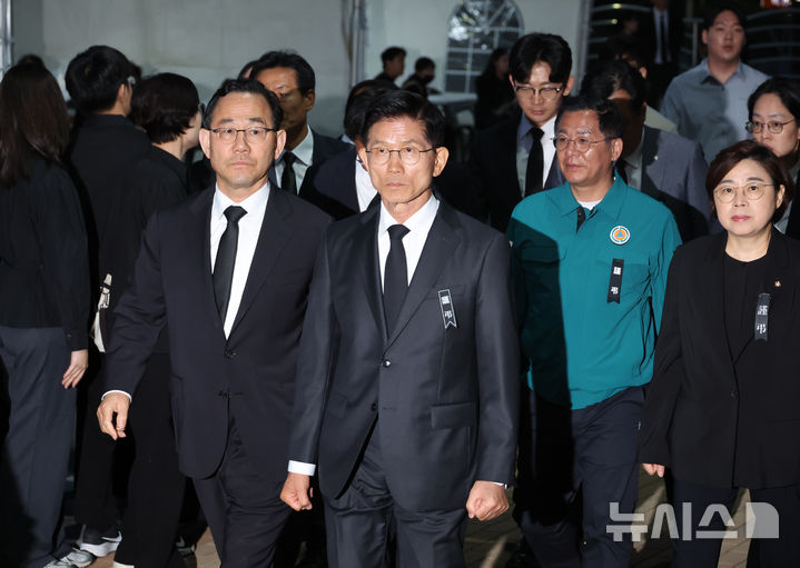 [포항=뉴시스] 고승민 기자 = 김문수 국민의힘 대선 후보가 31일 해군 초계기 사고 순직 장병 합동분향소가 마련된 경북 포항 해군항공역사관으로 향하고 있다. 2025.05.31. kkssmm99@newsis.com