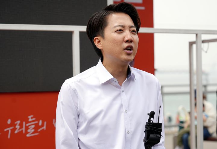 [서울=뉴시스] 조성봉 기자 = 이준석&nbsp; 개혁신당 대선 후보가 31일 인천 중구 월미도에서 유세를 마치고 취재진 질문에 답변하고 있다.(사진=개혁신당 제공) 2025.05.31. photo@newsis.com&nbsp; *재판매 및 DB 금지