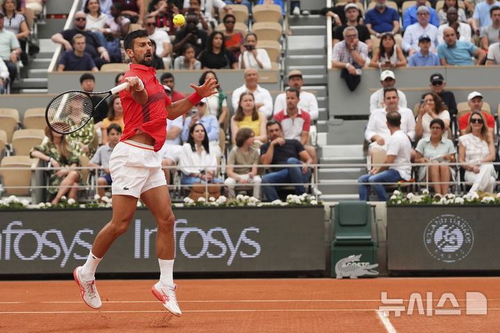 [파리=AP/뉴시스] 노박 조코비치(6위·세르비아)가 31일(현지 시간) 프랑스 파리 롤랑가로스에서 열린 프랑스오픈 남자 단식 3회전에서 필리프 미솔리치(153위·오스트리아)와 경기를 펼치고 있다. 2025.06.01.