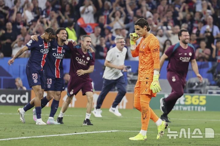 [뮌헨=AP/뉴시스] = 31일(현지 시간) 독일 뮌헨 알리안츠 아레나에서 열린 유럽축구연맹(UEFA) 챔피언스리그(UCL) 결승전, 파리 생제르맹과 인터밀란의 경기, 다섯번째 골을 넣은 파리 생제르맹 선수들이 트로피를 들어올리고 있다. 2025.06.02. photo@newsis.com