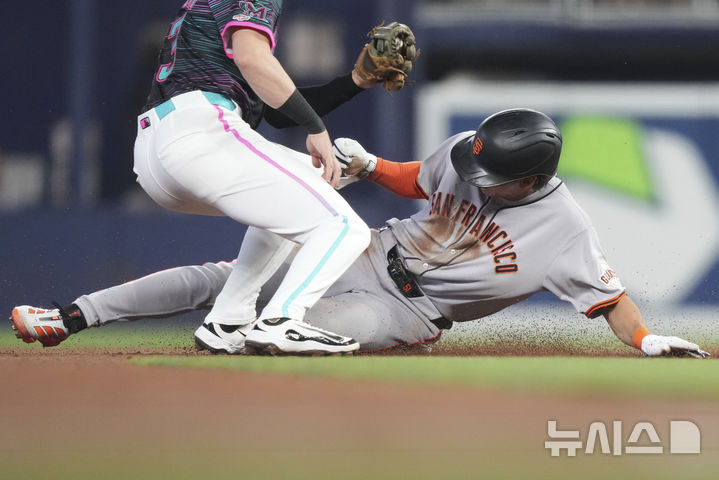 [마이애미=AP/뉴시스] 샌프란시스코 자이언츠의 이정후(가운데)가 31일(현지 시간) 미 플로리다주 마이애미의 론디포 파크에서 열린 2025 메이저리그 마이애미 말린스와의 경기 1회초 도루를 시도하고 있다. 2025.06.01.