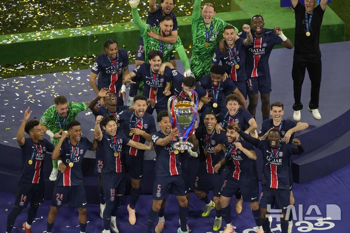 [뮌헨=AP/뉴시스] = 31일(현지 시간) 독일 뮌헨 알리안츠 아레나에서 열린 유럽축구연맹(UEFA) 챔피언스리그(UCL) 결승전, 파리 생제르맹과 인터밀란의 경기에서 우승을 차지한 파리 생제르맹 선수들이 트로피를 들어올리고 있다. 2025.06.02. photo@newsis.com