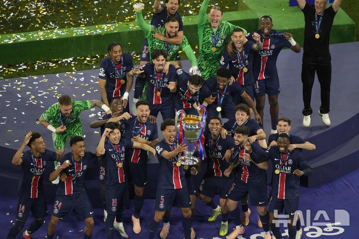 [뮌헨=AP/뉴시스] 프랑스 프로축구 리그앙 파리 생제르맹(PSG)의 이강인과 선수단. 2025.05.31.